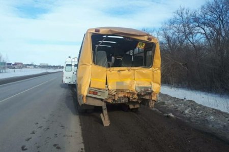 В Башкортостане в школьный автобус врезался грузовик; пострадал педагог