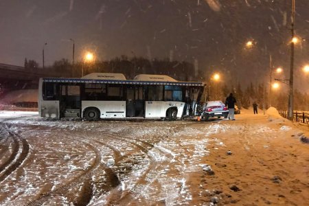 В Уфе автобус «НефАЗ» с пассажирами врезался в электроопору и иномарку: есть пострадавшие