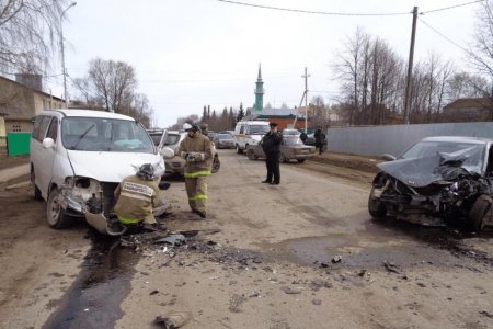 В Башкортостане два человека пострадали при столкновении Kia Rio и Toyota Granvia