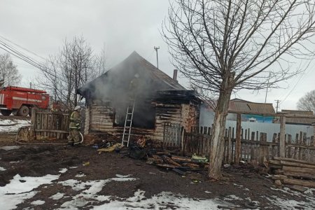 В Башкортостане случайный прохожий спас ребенка из пожара, второго - не успел