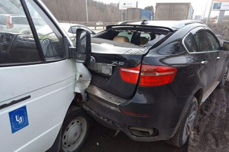 В Уфе «Газель» наехала на припаркованный BMW-X6