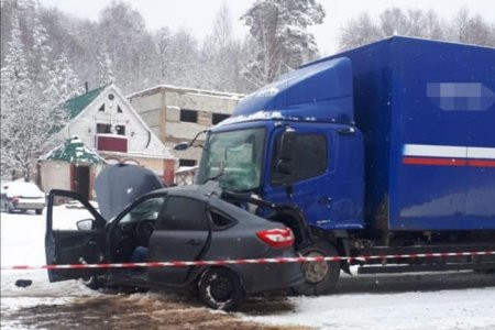 На трассе в Башкортостане «Лада Гранта» на летней резине врезалась в грузовик, есть погибший